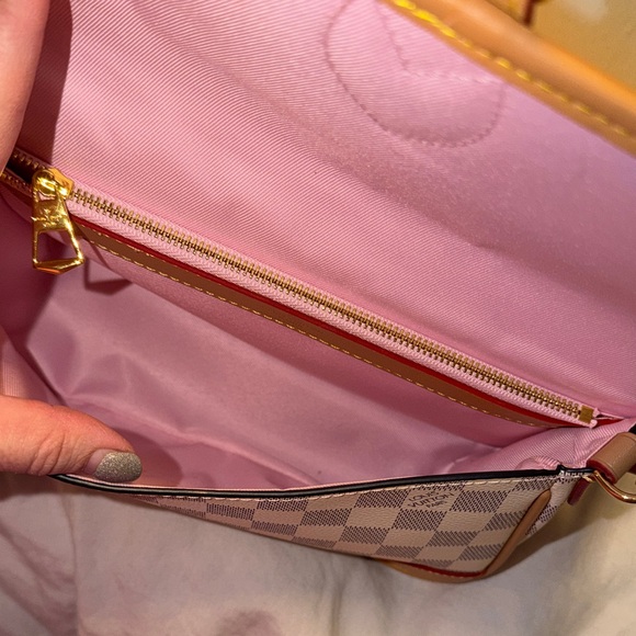 Elegant Tan and White Checkered Shoulder Bag - Picture 3 of 4